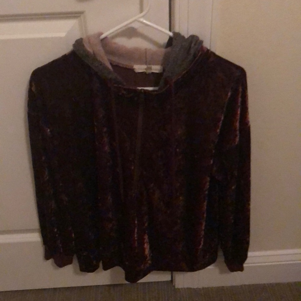 Burgundy gilded intent velvet pullover